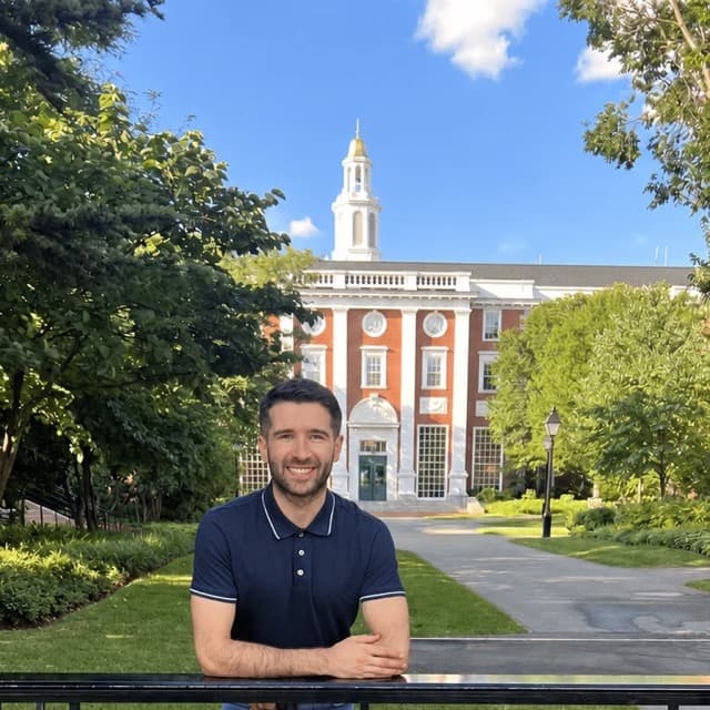 Cosmin-Alin Botoroga, fondatorul Brioly, zâmbind în fața unei clădiri universitare