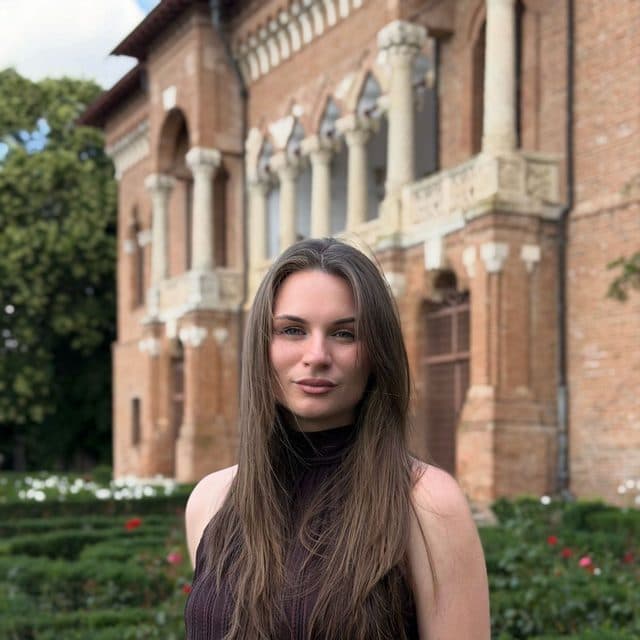 Georgiana Butnaru, Community Engagement Manager la Brioly, în fața unei clădiri istorice